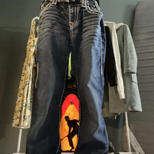 baggy true religion jeans - trueyes köpta på seams vintage för 999kr, kommer inte till användning, as feta rosa detaljer på fickorna och lite överallt. Alla knappar kvar,  bara att fråga om mer bilder 
