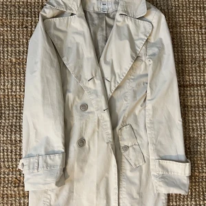 Beige kappa  - Perfekt vår/höstkappa från H&M som tyvärr blivit för liten för mig. 