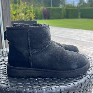 Ugg Boots Classic Mini II - Säljer mina svarta uggs! Relativt välanvända men fortfarande hela och fina. Ord.pris 2199