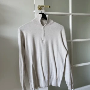 Zara half zip - Tjena! Säljer denna fina half zip från zara då jag knappt använder den. Skick: 9/10 väldigt fräsch och inga fläckar.