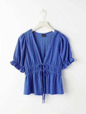 Blus blå med knytning  - Supergullig och oanvänd blus (daisy) köpt från gina tricot. Färgen är så härlig och den sitter jättefint. Materialet är skönt och knytningarna är en fin detalj. Smickrande blus! 🩵