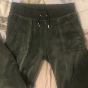 Juicy byxor  - Ett par mörk gröna juicy byxor. Ganska bra skick skulle jag säga. Säljer för har tröttnat på dem, skulle dock oxå kunna byta mot andra juicy byxor.