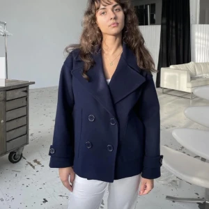 design by si kappa - säljer den här jätte fina kappan ifrån design by si, den är i jätte fint skick❤️