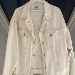 Jeansjacka zara - Supersnygg krämvit oversized jeansjacka från zara, säljer då den inte kommer till användning.