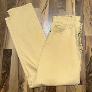 Gula Levi’s ~ 1997 - Gula Levi’s jeans från ca 1997, använda max 3 gånger under åren. Frakt tillkommer.  Små skavanker - små fläckar baktill, lagade back höger låg. 