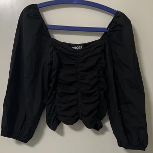 Offsholder blus - Bra skick, normal i storlek. Har haft på mig ett par gånger. Mycket skön