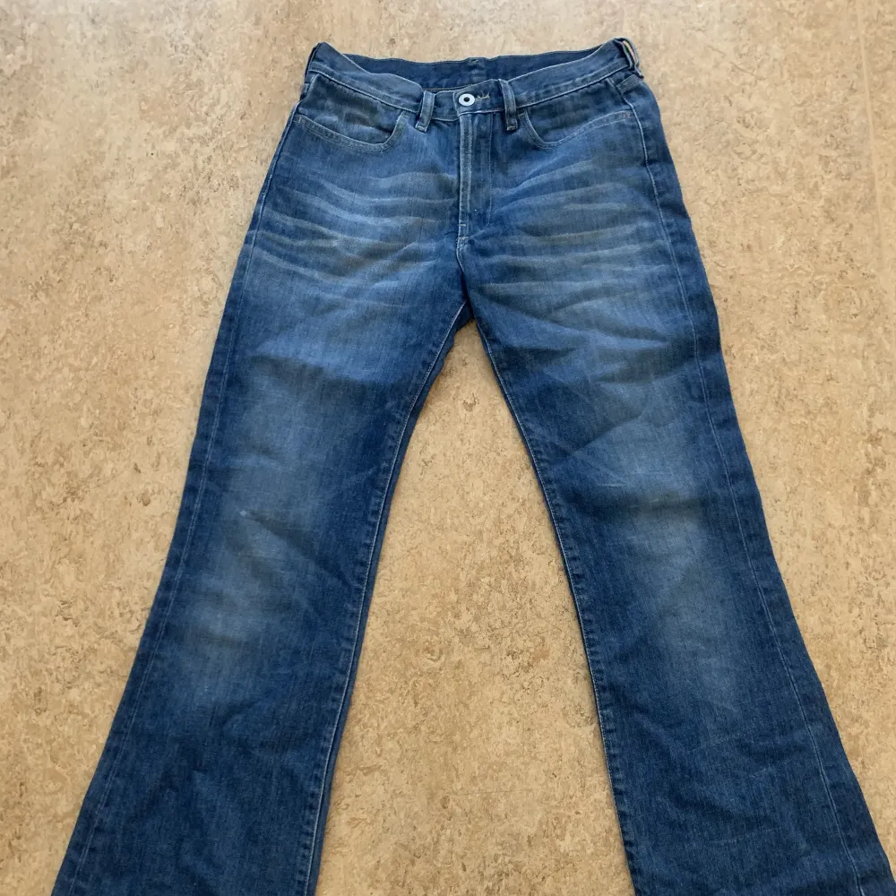Skitsnygga jeans från Diesel, de är lågmidjade och något boot cut. De ultimata Y2K jeansen helt enkelt! Säljer pga tyvärr för små 😭😭😭. I väldigt bra skick utan synligt slitage! Dem för fler bilder. . Jeans & Byxor.