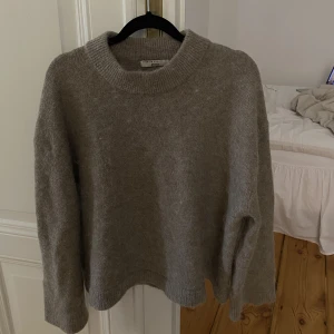 Stickad tröja  - Säljer min stickade tröja från Gina tricot. Den är använd förra vintern. 😊  KÖPAREN STÅR FÖR FRAKT 