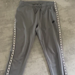 Nike byxor - Säljer mina sköna Nike mjukis byxor pga att jag har växt ur dom.👍🏽