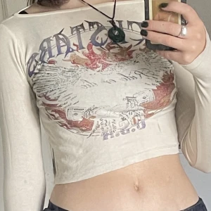 Långärmad croppad tröja - Jättefin tröja köpt på UO. Det är en välanvänd tröja men forfarande i fint skick. Tröjan är croppad och har två håll längst ner på ärmarna för tummarna. Pris inklusive frakt 💛Skriv gärna vid frågor eller om fler bilder önskas 🫶