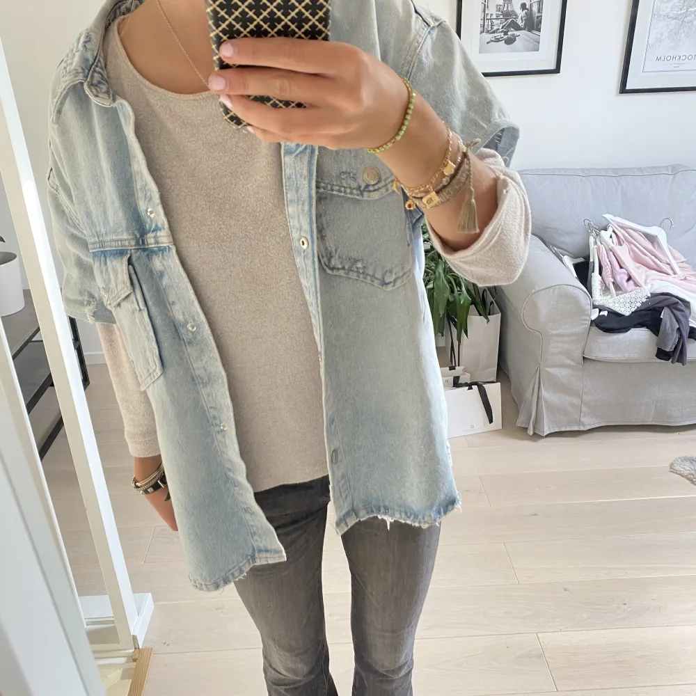 Snygg jeansjacka med korta ärmar💗Oversize från zara . Jackor.