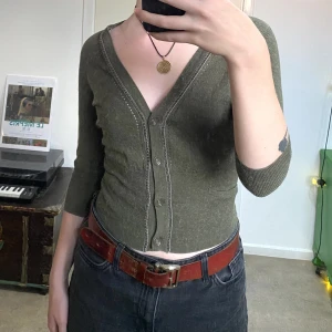 Kofta - Grön kofta med fina detaljer. Använd men i bra skick