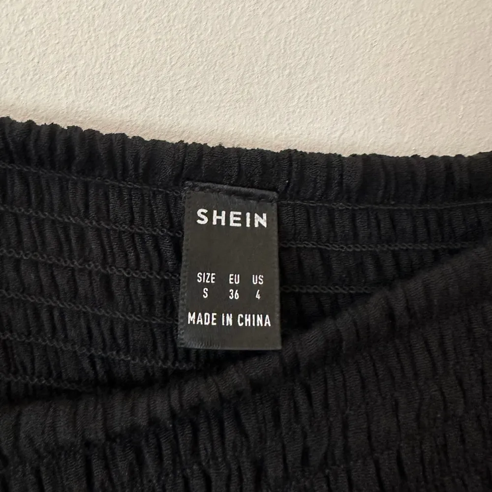 💥 Rensar garderoben 💥 Säljer denna volang kjol ifrån Shein! Nypris: 60 kr🎀  Det är en helt vanlig volang kjol egentligen, bara att jag uppfattar den som lite glansig🤗 Det gör den bland annat passande till fest❤️ . Kjolar.