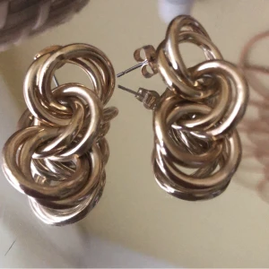 Guld örhängen - Säljer mina guld örhängen eftersom jag bytt till silver. Är i toppen skick o  använda max 2ggr! 💗Förvarning! Örhängerna kan vara  tyngre än man kan tro!! !!Obs!! inte äkta guld  Skriv för mer info eller bilder!❤️  köpare står för frakt!