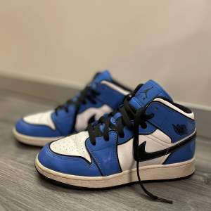 Säljer nu mina Air Jordan 1 mid high signal blue, i ett bra skick. Ser nästan nya ut, förutom att de är liiite creasade framtill. Storlek 39, nypris över 3000kr! 💙 