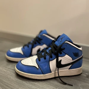 Jordans - Säljer nu mina Air Jordan 1 mid high signal blue, i ett bra skick. Ser nästan nya ut, förutom att de är liiite creasade framtill. Storlek 39, nypris över 3000kr! 💙 