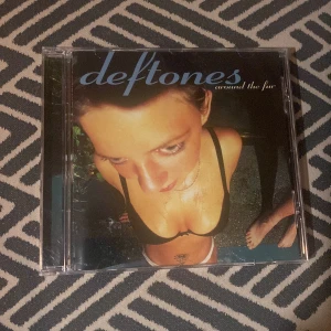 Deftones cd skiva - Inga repor den är som ny. Har använts två gånger. Inget är skadat. Kan bara inte använda den längre på grunt av att jag inte har nån spelare tills den.