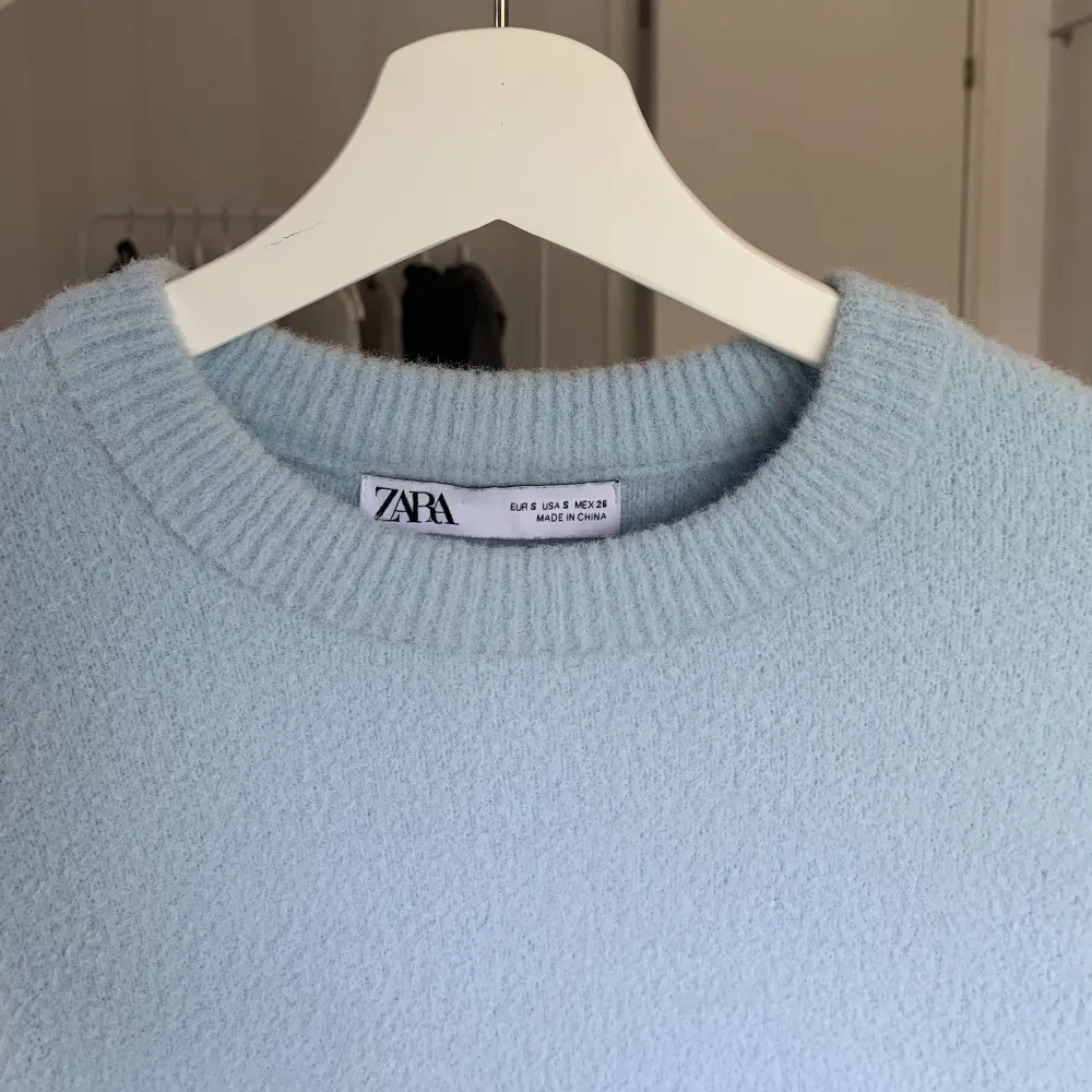Ljusblå croppad tröja från Zara, storlek  S🩵. Tröjor & Koftor.