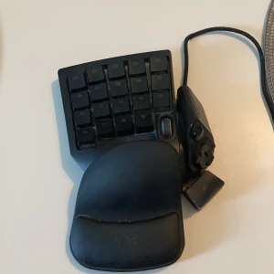 Razer enhands tangentbord  - Knapparna går enkelt att programmera själv, nästan aldrig använd(nyskick) handen lägger sig riktigt skönt. Pris kan diskuteras. Möts i stockholm 😁nypris runt 1500