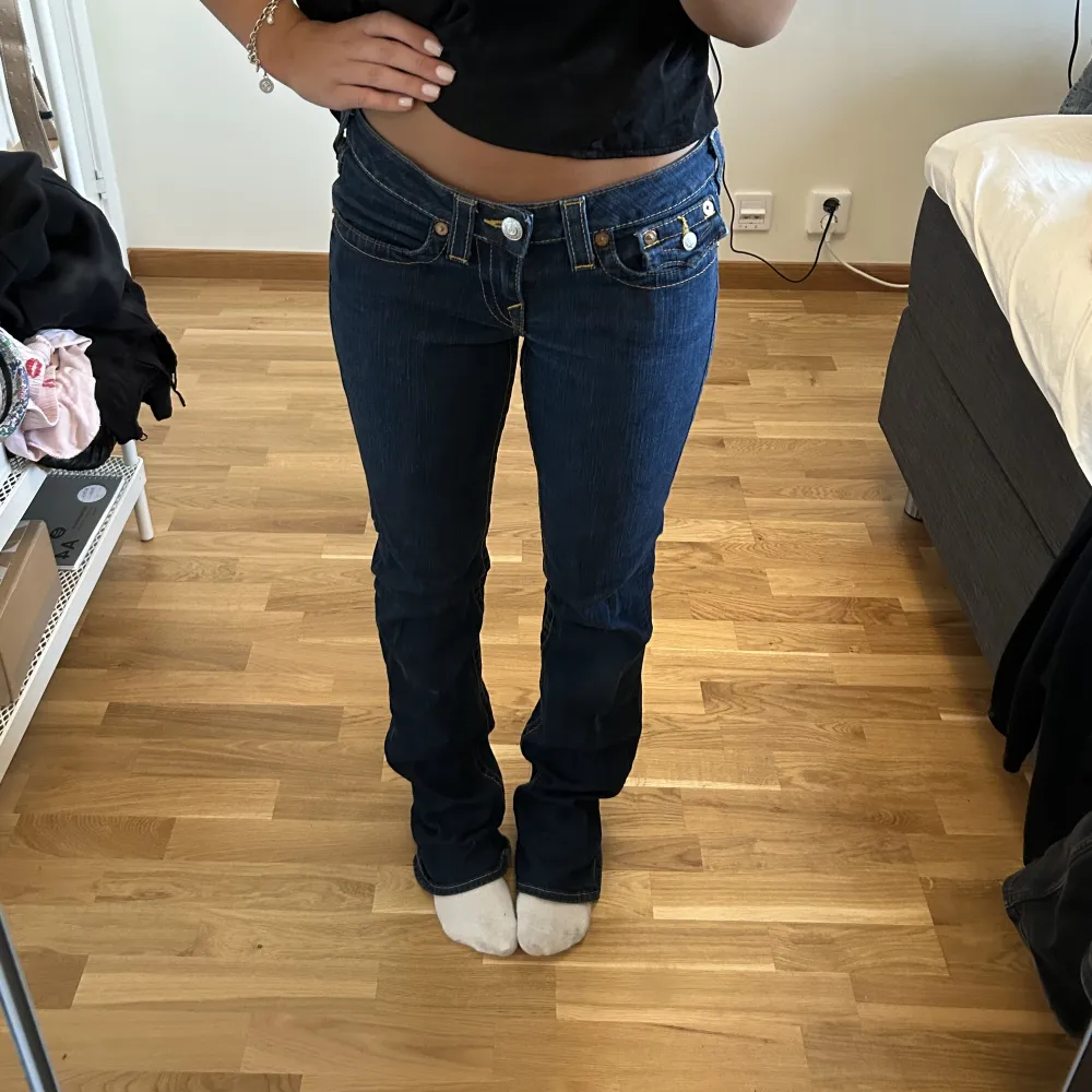 Skit snygga lågmidjade jeans från true religion i storlek 29 men passar bra på mig som har 36/38💕. Jeans & Byxor.