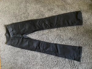 Bootcut jeans - Svarta boot cut jeans. Köpta på JC för några år sen! Använda men mycket fina ändå! Långa ben!