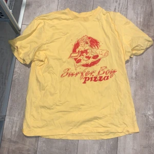 Stranger Things tshirt - Säljer min stranger things tshirt som är köpt i italien. Den har aldrig kommit till användning därför är priset högt.❤️ Det står att den är i xl men skulle mer säga att det är en L. Skriv i dm om du har några frågor❤️‍🩹