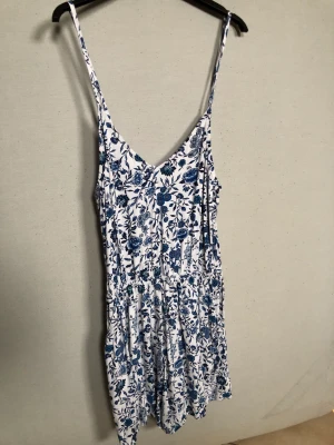 Blommig playsuit från h&m storlek 36 - Blommig playsuit/byxdress med två framfickor. Axelbanden går att ändra längd på. Stretchigt band i midjan. Gjord av 100% viskos. Säljs då det inte är min stil längre. Kommer från ett rökfritt hem. 