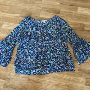 Blommig blus - En blommig fin blus V ringad utan defekter. Skriv för mer info❤️