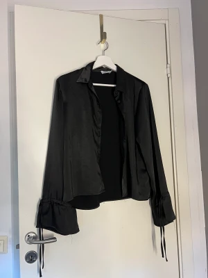 Satin-skjorta - Svart satin-skjorta från Nakd.  Storlek Small.