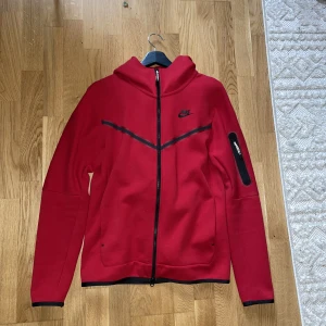 Nike tech fleece  - Den är i princip nyskick, använd ett fåtal gånger  Tröja storlek S Byxor storlek M