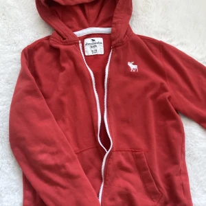 Abercrombie Zip Hoodie - Abercrombie Zip Hoodie i storlek 15-16 barn men passar mig som bruskar ha s/xs. Väldigt bra skick ❤️