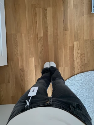 gråsvarta jeans med knappar - Köptes för nån månad sen från Gina Tricot för 349kr. Lågmidjade, utsvänga jeans med knappar på bakfickorna 💕helt oanvända med prislappen kvar. Jag säljer då jag köpte i en färg jag egentligen inte ville ha. Skriv om du vill ha bilder eller har frågor💗