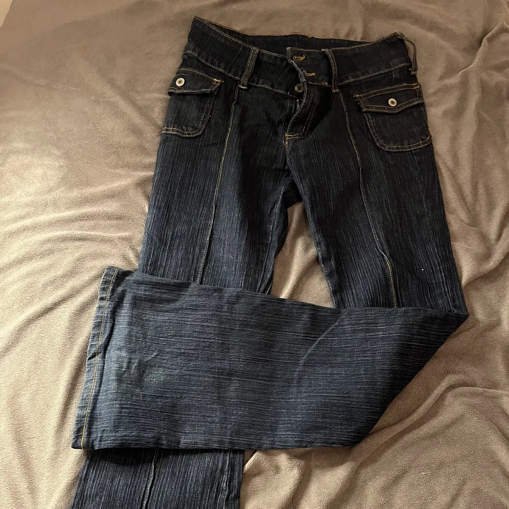 Lågmidjade utsvängda jeans från Brandy Melville. Tyvärr för långa för mig men använda kanske 4 gånger så väldigt bra skick på dem!. Jeans & Byxor.