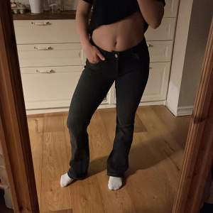 Svarta bootcut jeans från zara 