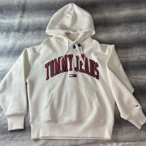 Tommy Jeans  - Tommy Jeans hoodie. Köptes i London i M. Oanvänd, lapp finns kvar