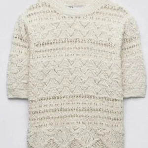 Zara tröja - Säljer nu min superfina zara tröja/topp🤩endast använd 1-2 ggr så i nyskick, pris går att diskuteras💕