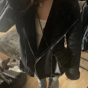 Vinterjacka  - Skinnjacka med päls på insidan, troligtvis bra skick!! Säljer då den inte kommer till andvändning. Obs bilden bakifrån är lånad men jackan det precis likadan ut k verkligen. 