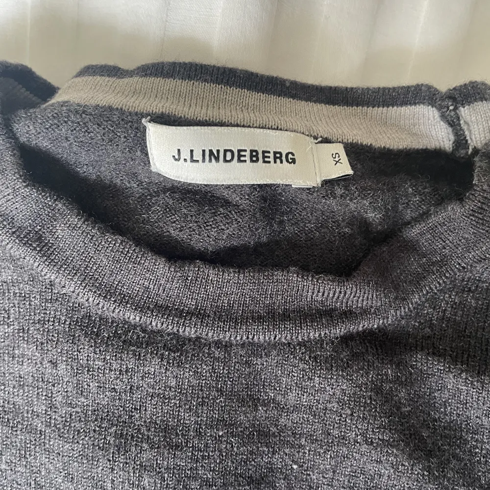 Tunnstickad tröja från J.Lindeberg🤍skulle säga att storleken är S🤍. Tröjor & Koftor.
