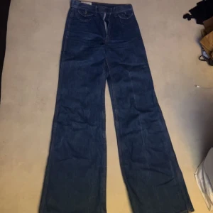 utsvängd 80-tals byxa - Sjukt snygga brallor jag växt ur, storlek 173 men passade mig när jag var xs. De är långa och sitter perfekt på rumpan, snygga fickor och färgen är skitsnygg, ÄKTA jeans material.