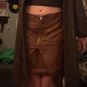 fejkläder kjol - skitsnygg kjol i fejkläder, köpt på hm för många år sen. Passar till finare tillställningar, inte obekväm alls! Snyggt nu till hösten med ett par tights under 🤎