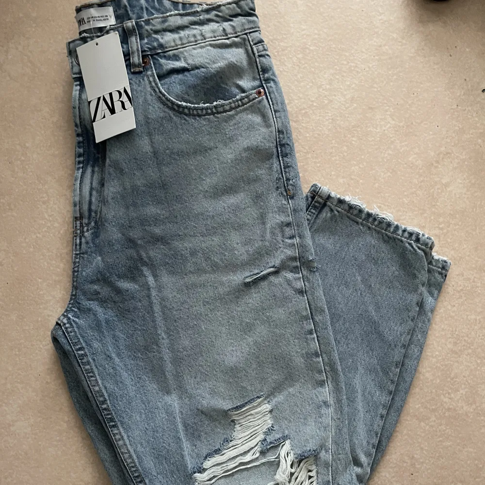 Rippade jeans från Zara  Kan passa mindre storlek Aldrig använda . Jeans & Byxor.