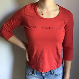 Calvin Klein tröja - Calvin Klein tröja som är lite lösare i passformen. Inget fel på! 