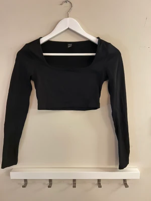 2 Långärmade toppar - Långärmade toppar från SHEIN. Svarta tröjan är i nyskick, vita har ett litet hål vis sömmen. Båda säljs för 40kr💕