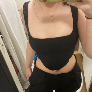 Korsett/Topp - Från nelly. Sitter jättefint på. Dragkedja i ryggen. Fyrkants-urringning. Stabilt och bra material. Sömmar som går rakt ner över bysten (som ej syns bra i bild), och längre där fram vilket gör att den blir mer formgivande. Använd fåtal gånger