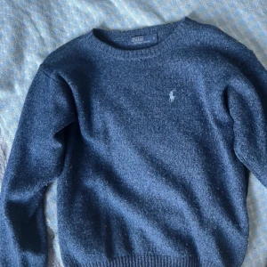 Ralph lauren stickad tröja - Säljer min mörkblå stickade tröja från Ralph lauren. Den e knappt använd och super snygg. Köptes för ca 1000. Pris kan diskuteras vid snabb affär!