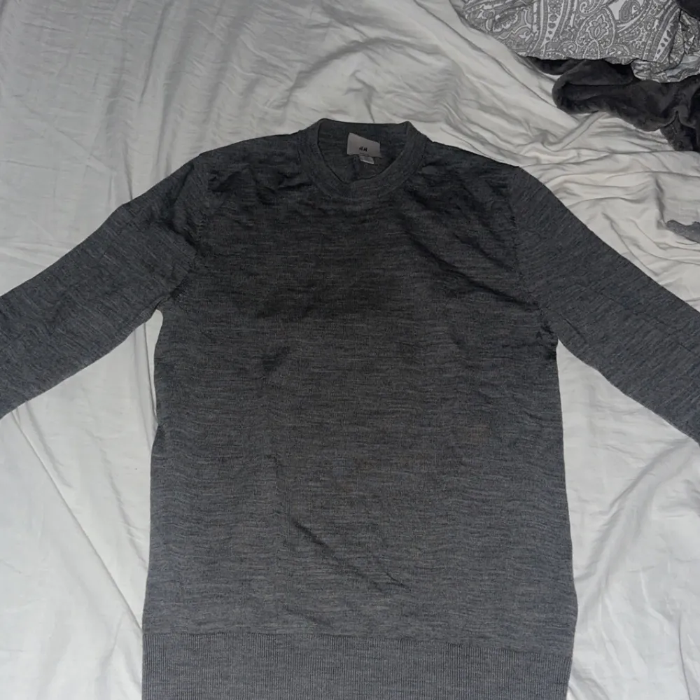 Säljer min gråa merino tröja från H&M nu eftersom jag vuxit ur den. Använd Max 3-4 gånger . Stickat.