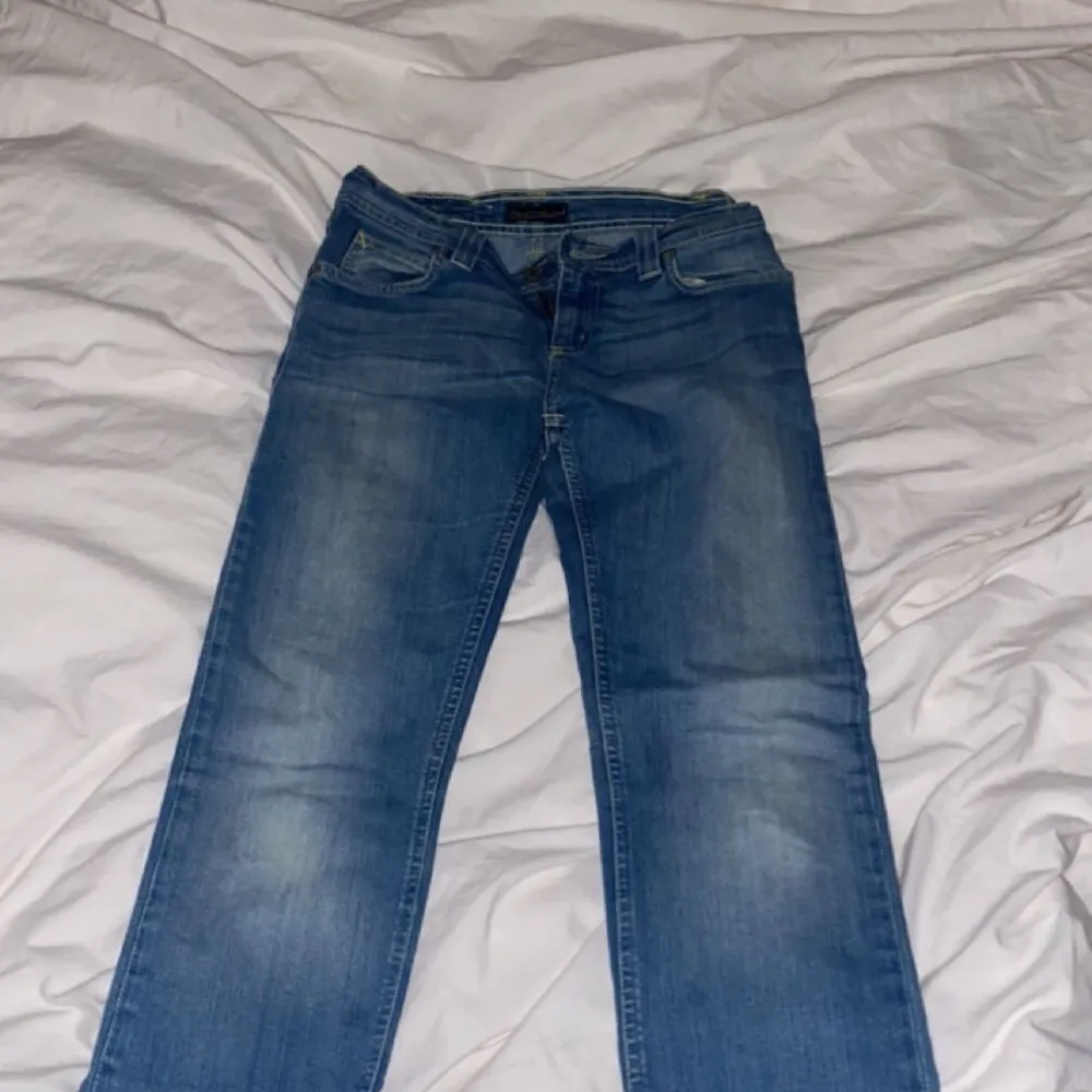 Säljer ett par skitsnygga low Rise jeans, kan tyvärr inte ha dem längre för att dem börjar bli för korta. Jag är runt 1,67 cm så om du är under det så kommer dem passa jättefint!. Jeans & Byxor.