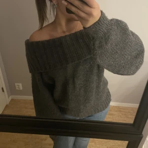 Off-shoulder stickad tröja  - Grå stickad off-shoulder tröja från Gina 🫶🏽 Köpt för ca 1 månad sedan men är oanvänd. Sitter superfint och är sååå skön 💖