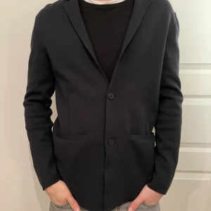 Tröja COS - Säljer denna mörkblå overshirt/tröja från COS. Modellen på bilden är 185cm och väger 75. Storlek S men Passar M. Skriv för funderingar och frågor. 
