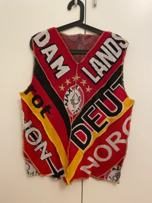 Väst av fotbollshalsdukar - Custom made väst gjord av fotbollshalsdukar. Stencool men för stor för mig. Aldrig använd, i toppen skick. Ingen utskriven storlek men skulle säga L. Frakt: 66kr eller mötas upp i Stockholm.